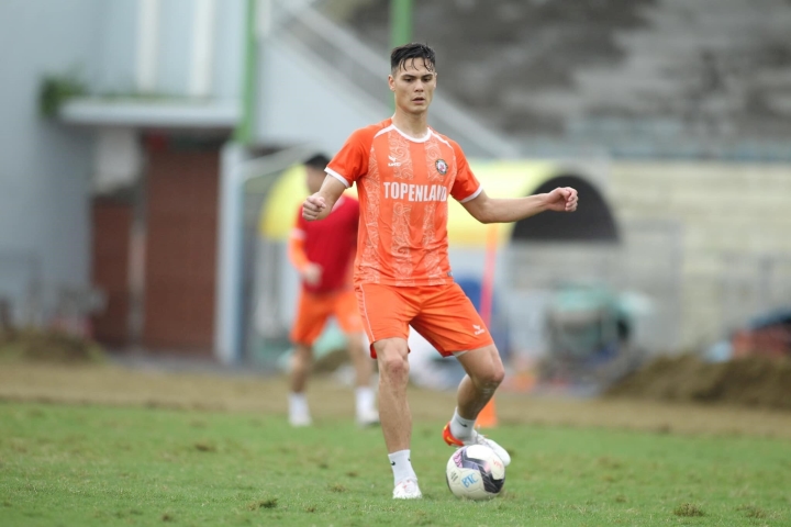 Adriano Schmidt hứa hẹn là chốt chặn đáng tin cậy cho ĐT Việt Nam trong tương lai