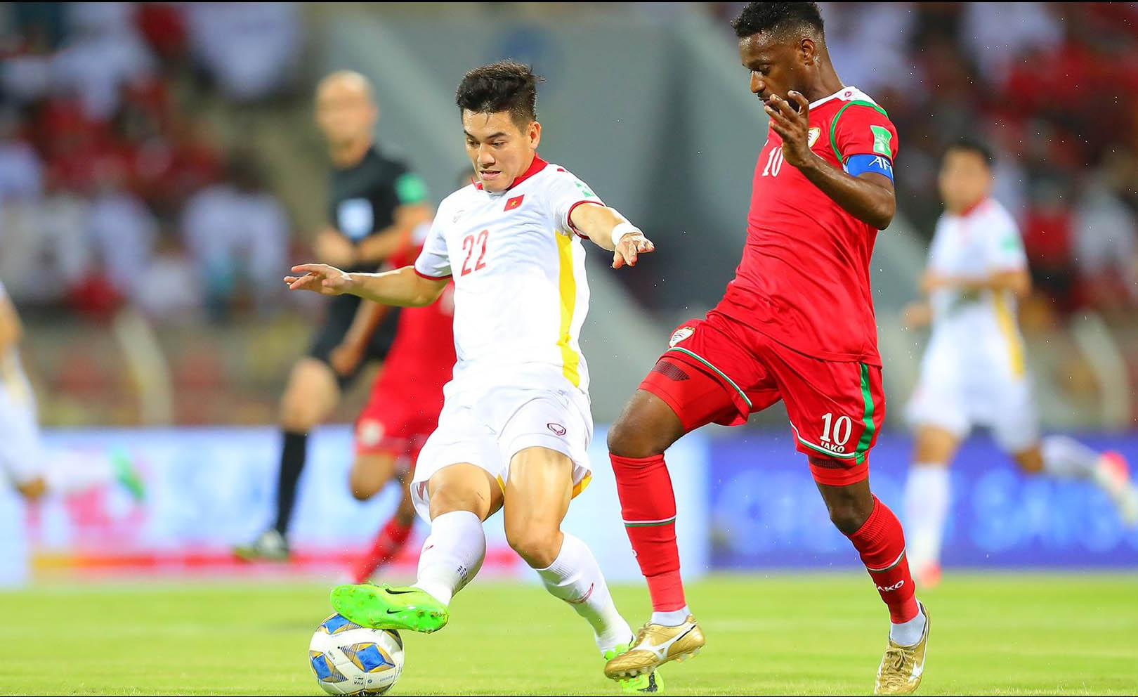 Sức càn lướt của Tiến Linh không hề thua kém các cầu thủ Tây Á và đây là yếu tố quan trọng giúp anh ghi bàn