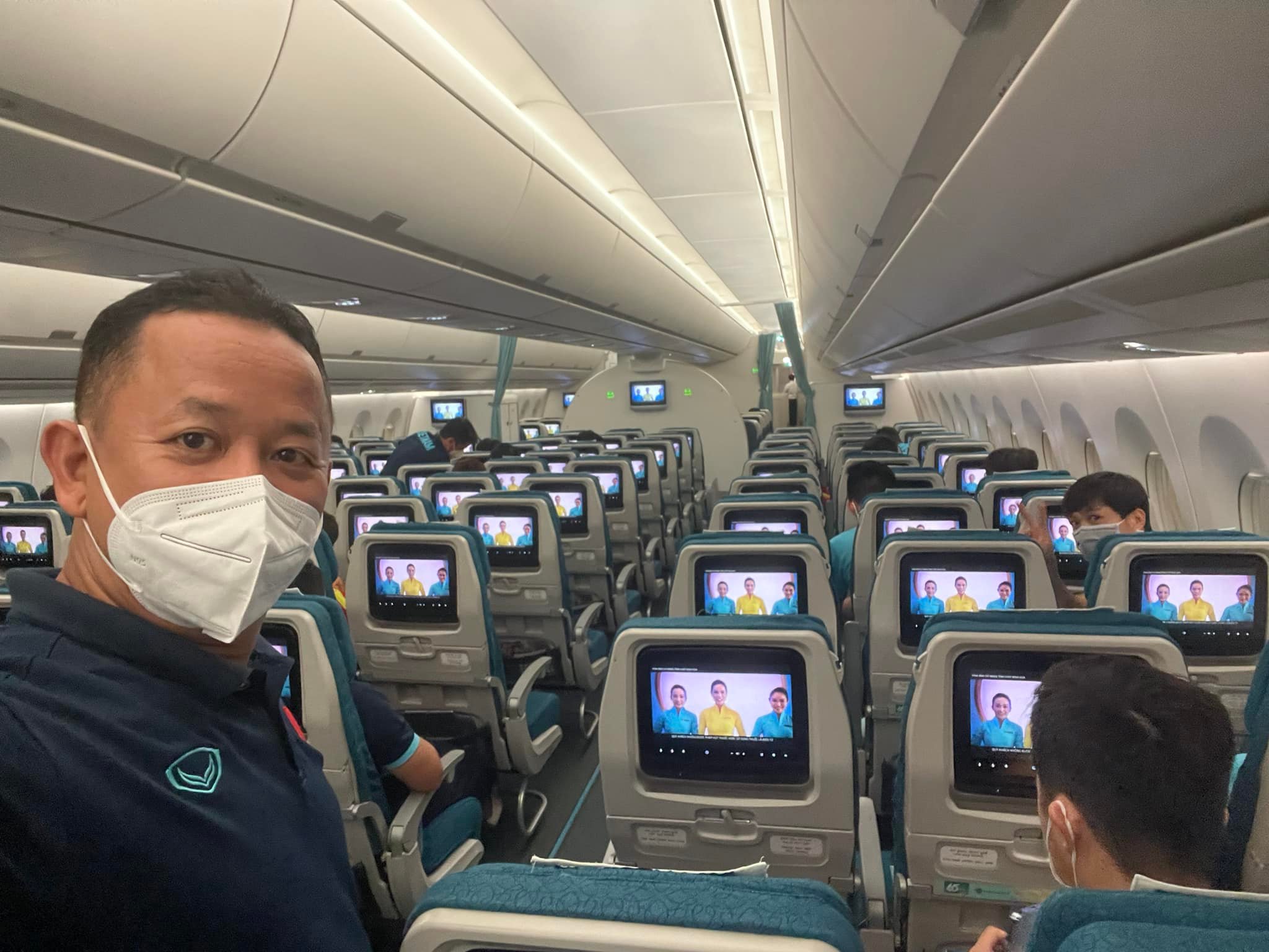 Ngồi gần trợ lý Lê Huy Khoa, Công Phượng trở thành F1