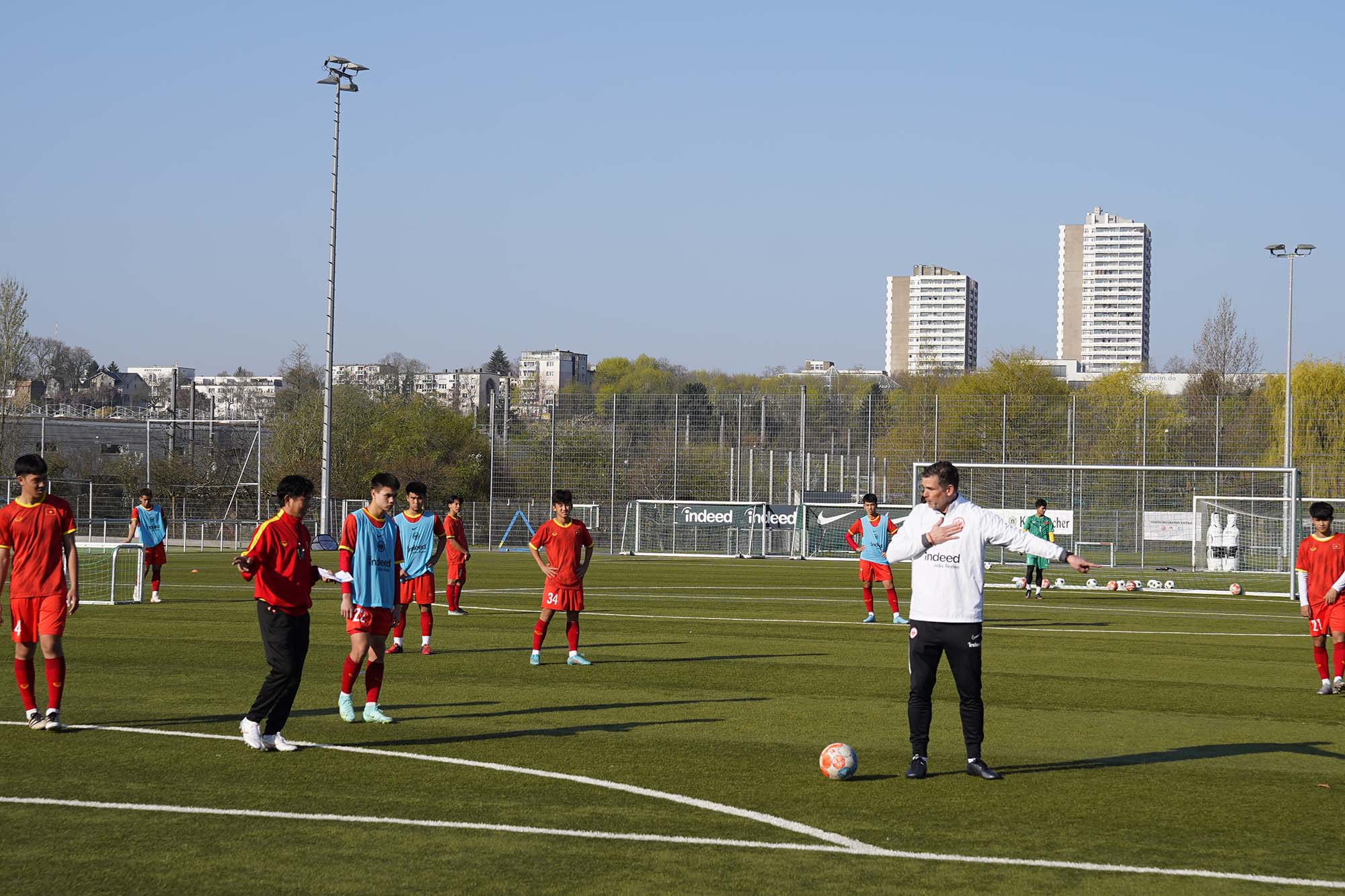 Đội tuyển U17 Việt Nam tập chống pressing trong ngày đầu tiên tại Frankfurt