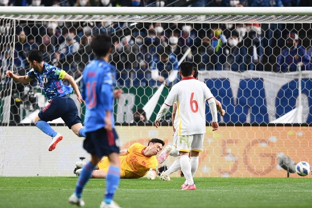 Nguyên Mạnh thi đấu đầy cố gắng trước ĐT Nhật Bản