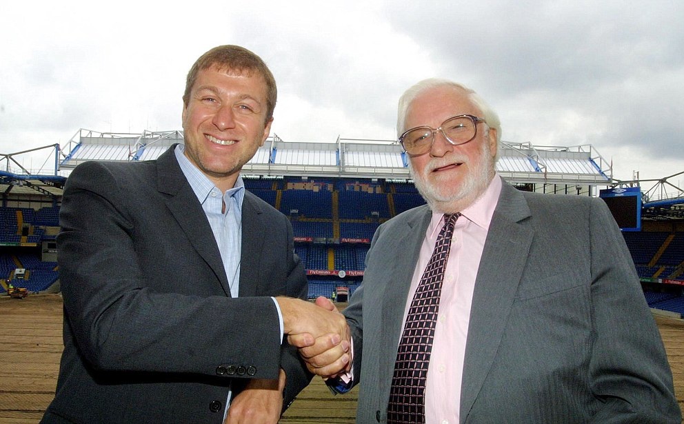 Abramovich mua lại Chelsea từ Ken Bates