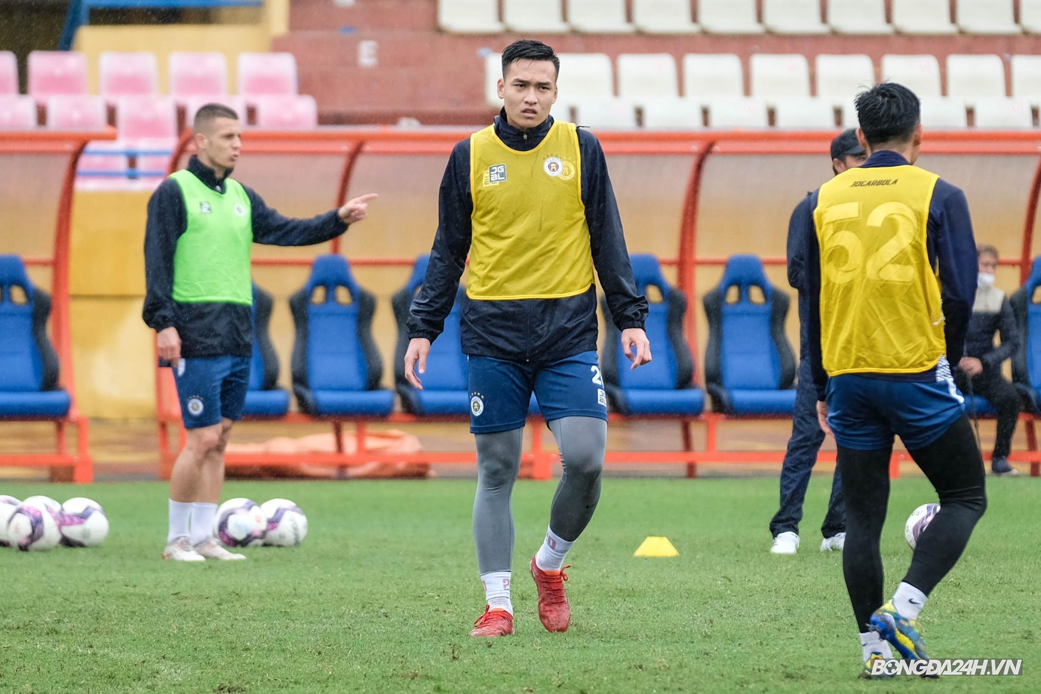 Hà Nội tập luyện dưới mưa trước trận gặp Viettel 1