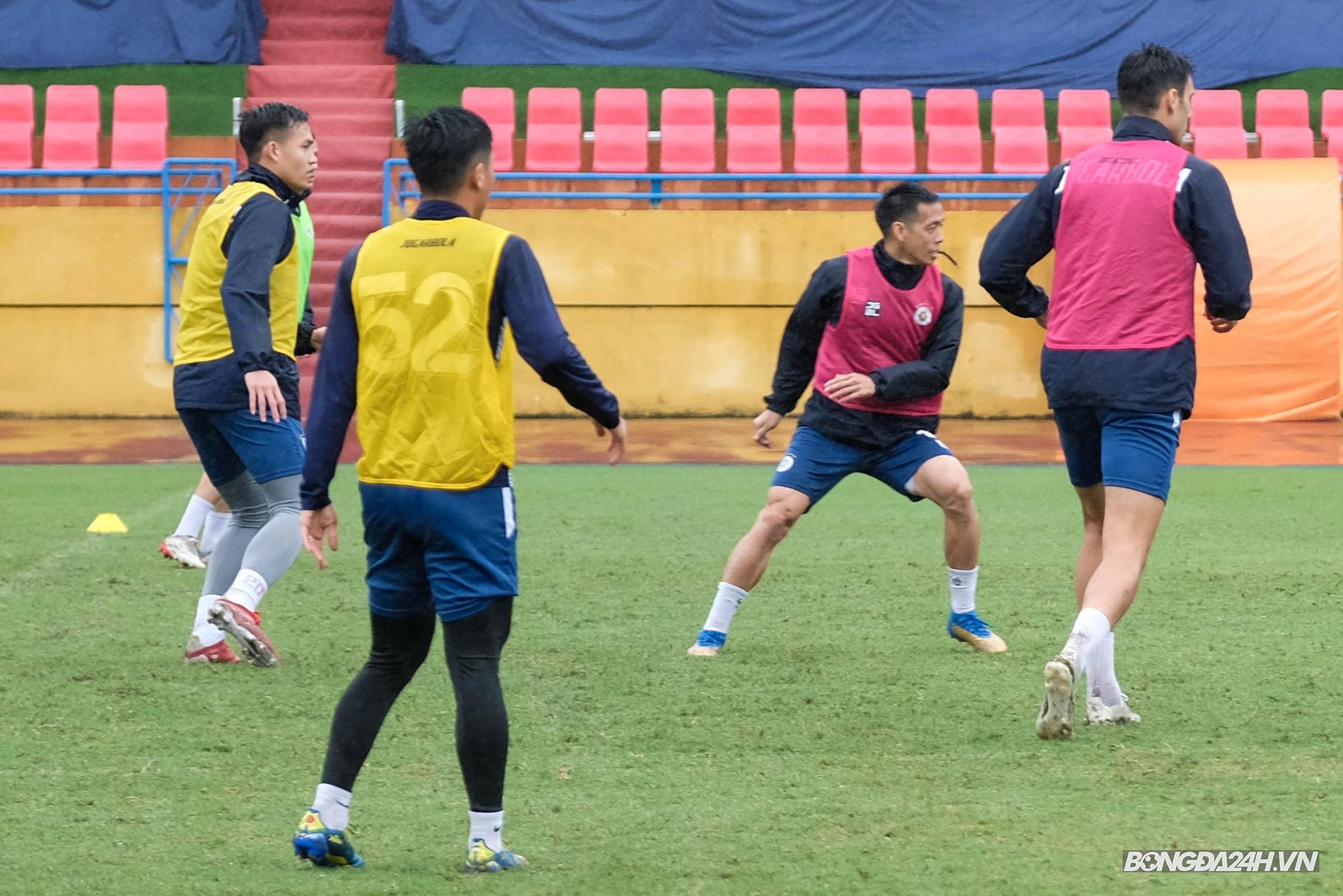 Hà Nội tập luyện dưới mưa trước trận gặp Viettel 6