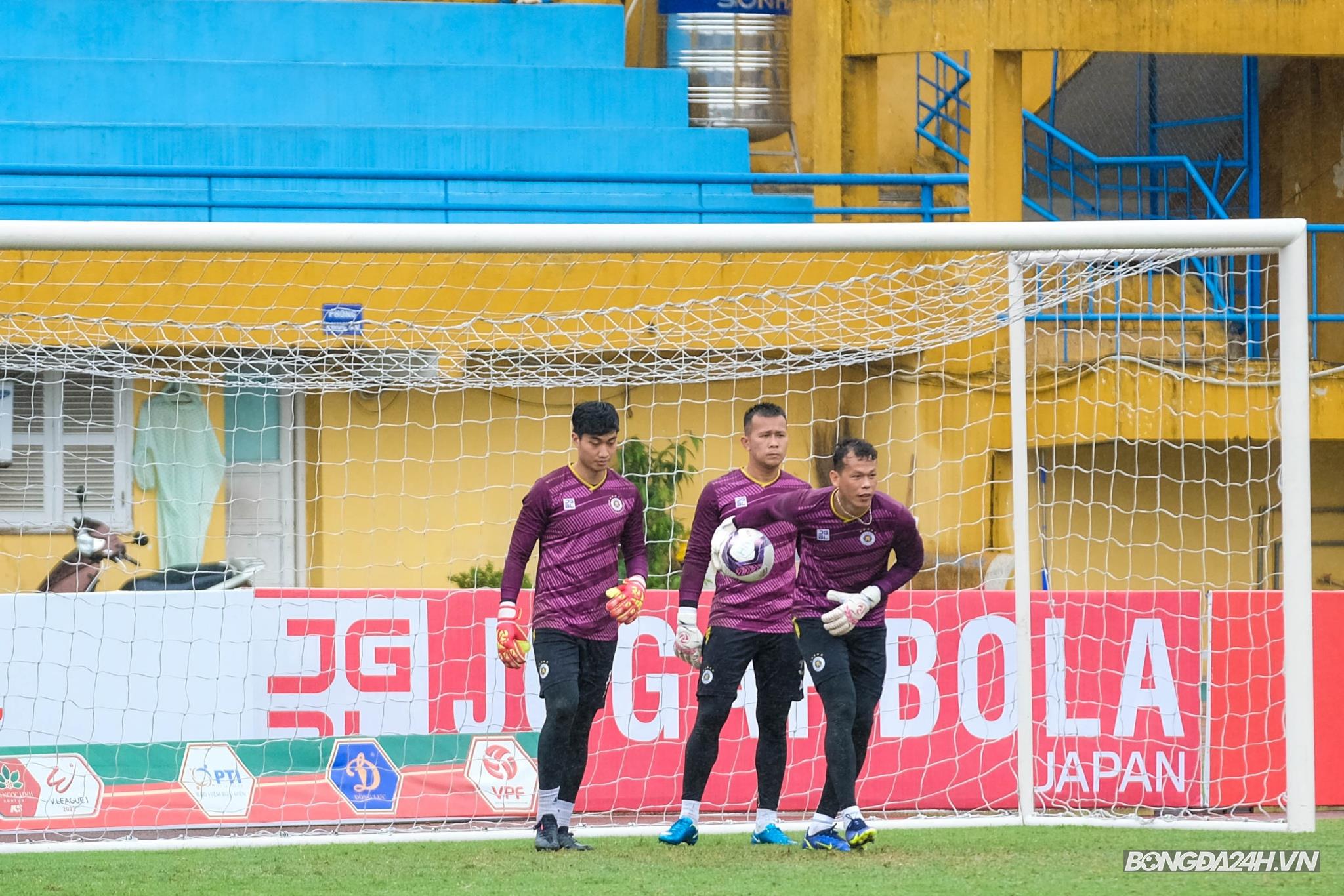 Hà Nội tập luyện dưới mưa trước trận gặp Viettel 8