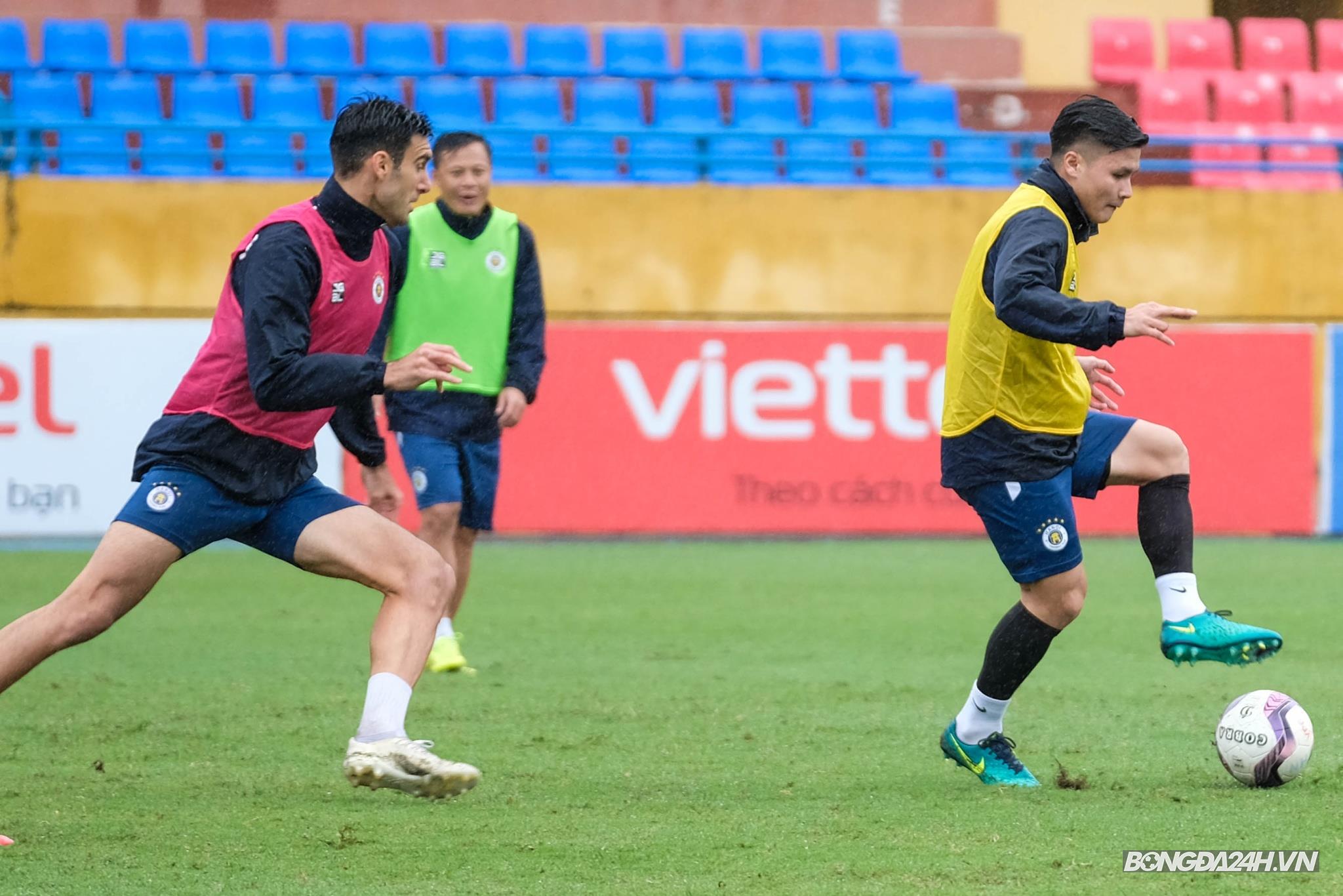 Hà Nội tập luyện dưới mưa trước trận gặp Viettel 2