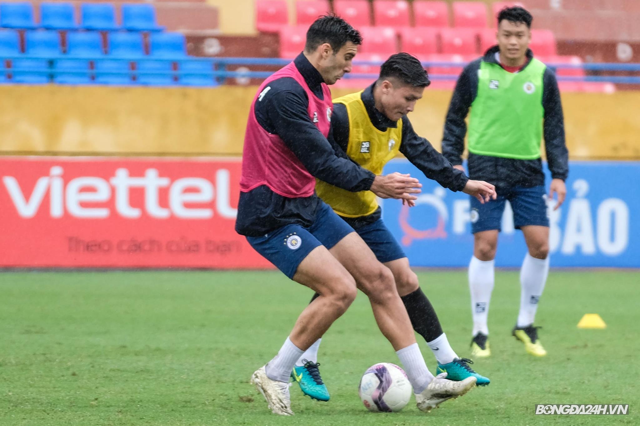 Hà Nội tập luyện dưới mưa trước trận gặp Viettel 3