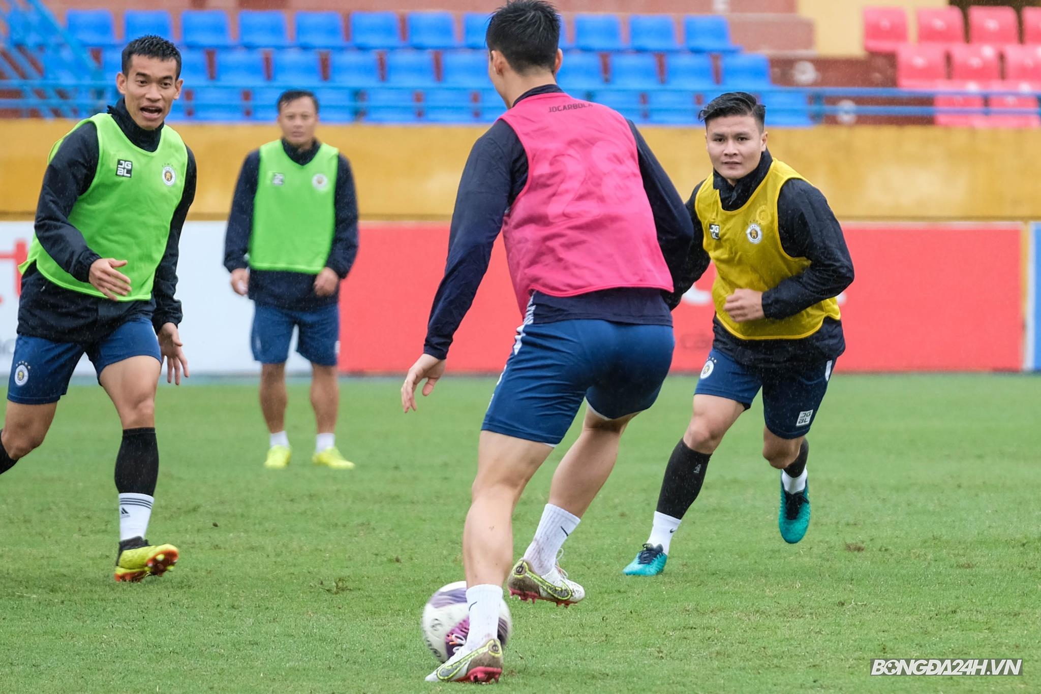 Hà Nội tập luyện dưới mưa trước trận gặp Viettel 4
