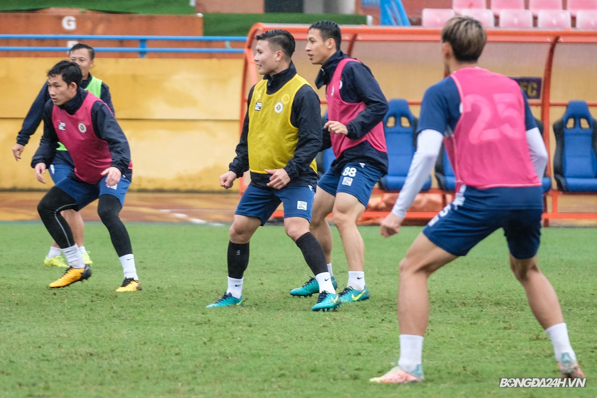 Hà Nội tập luyện dưới mưa trước trận gặp Viettel 5