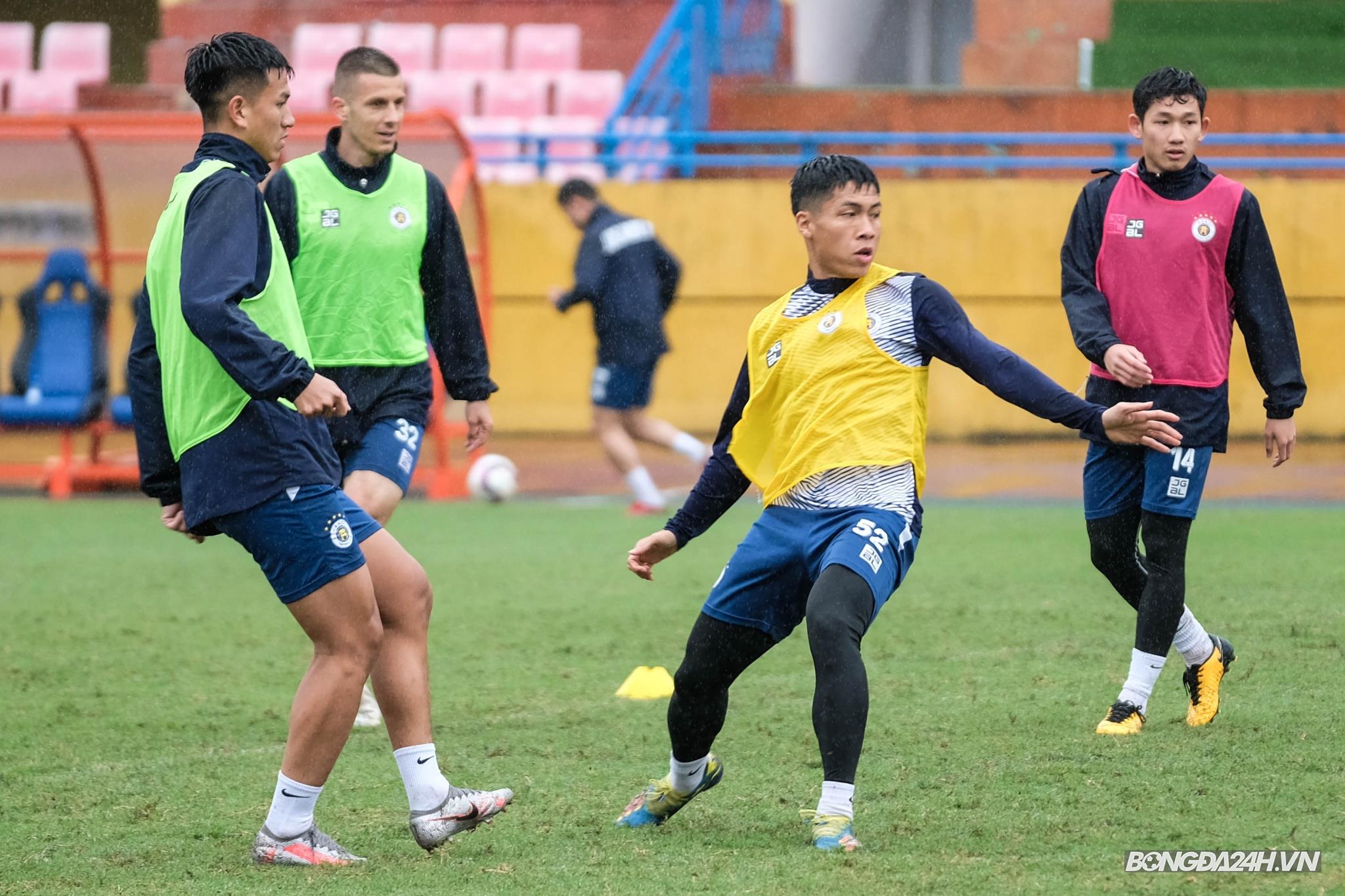 Hà Nội tập luyện dưới mưa trước trận gặp Viettel 7