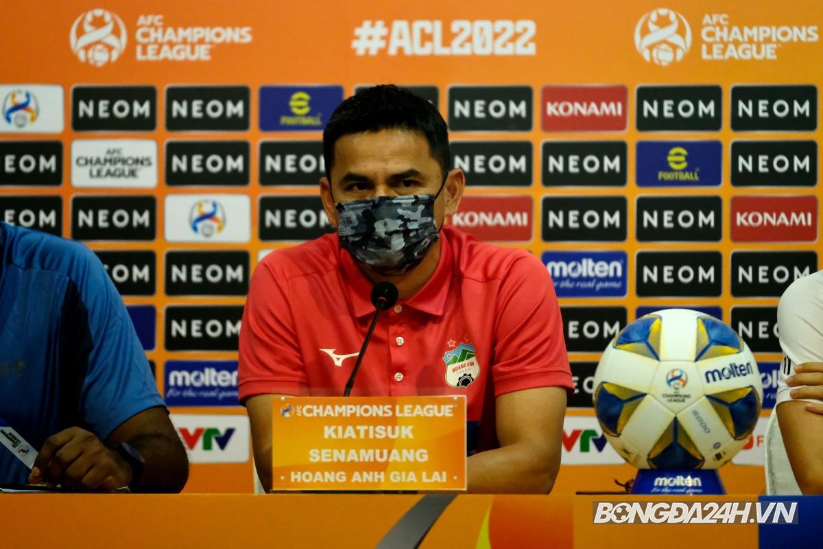 HLV Kiatisuk họp báo AFC Champions League 15/4 HLV Kiatisuk họp báo AFC Champions League 15/4