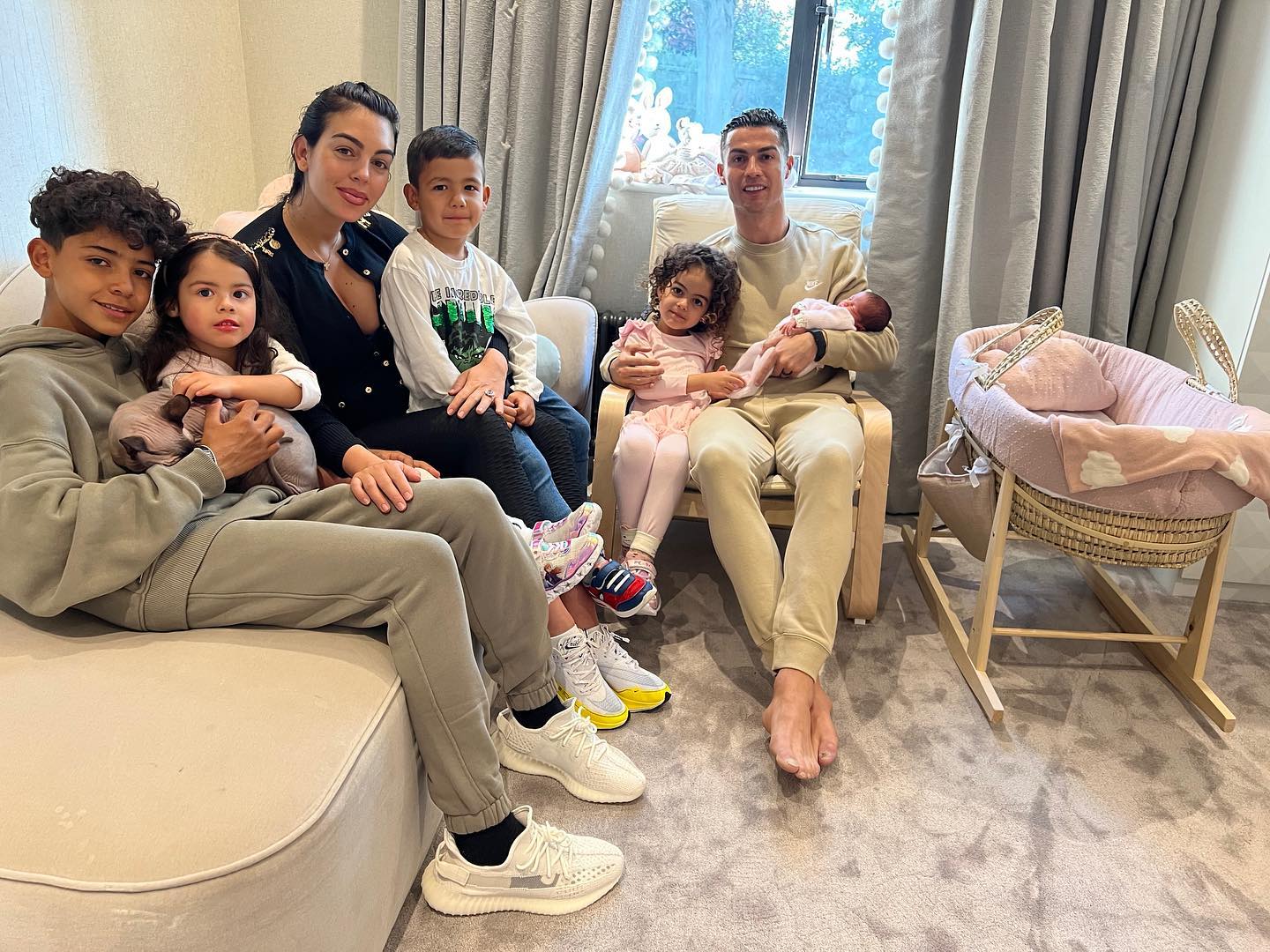 Ronaldo đăng ảnh gia đình cùng thông điệp nhắn nhủ