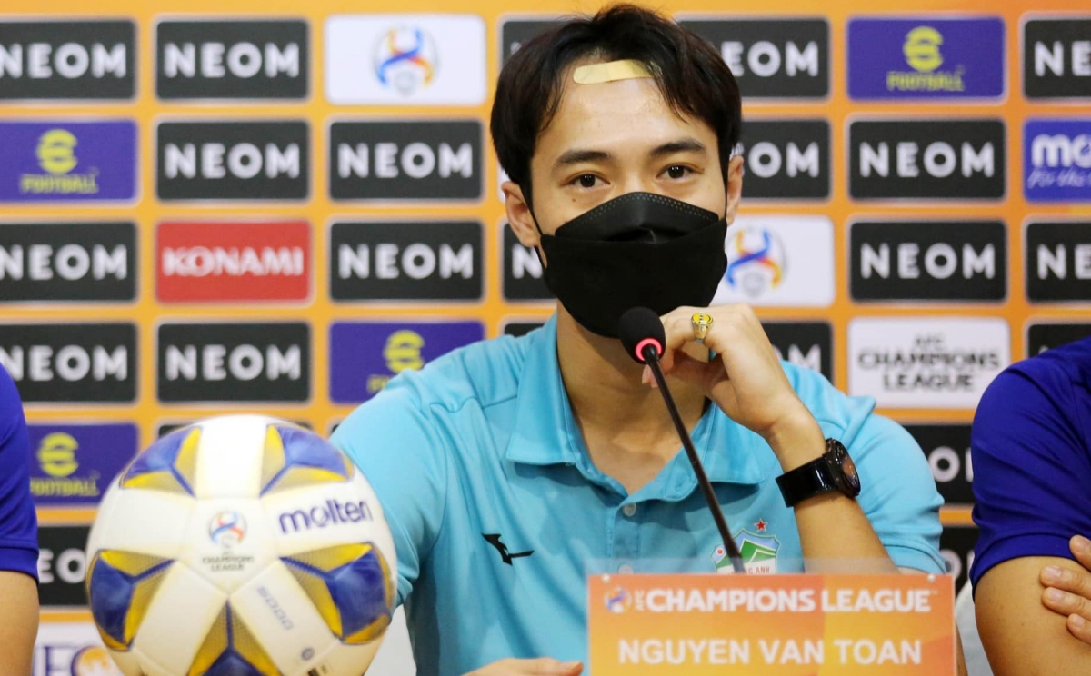 Văn Toàn băng đầu trả lời họp báo trước trận gặp Sydney hình ảnh