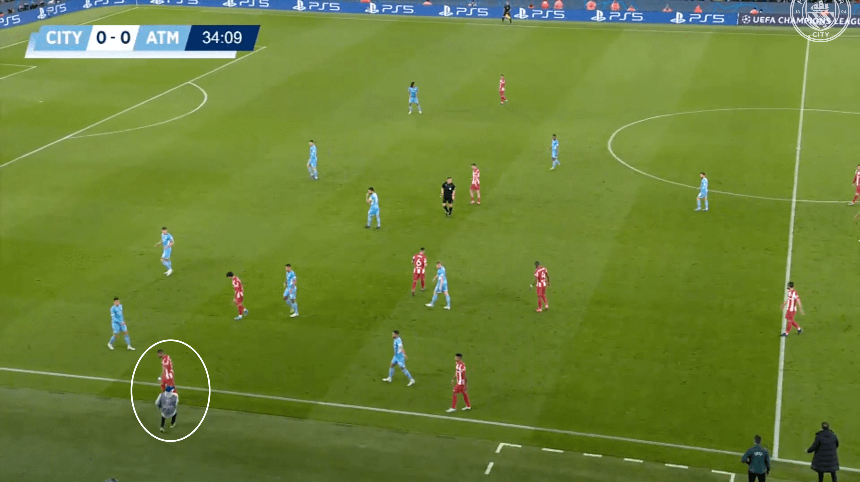 Pep Guardiola đã khôn khéo sử dụng các cậu bé nhặt bóng như thế nào?