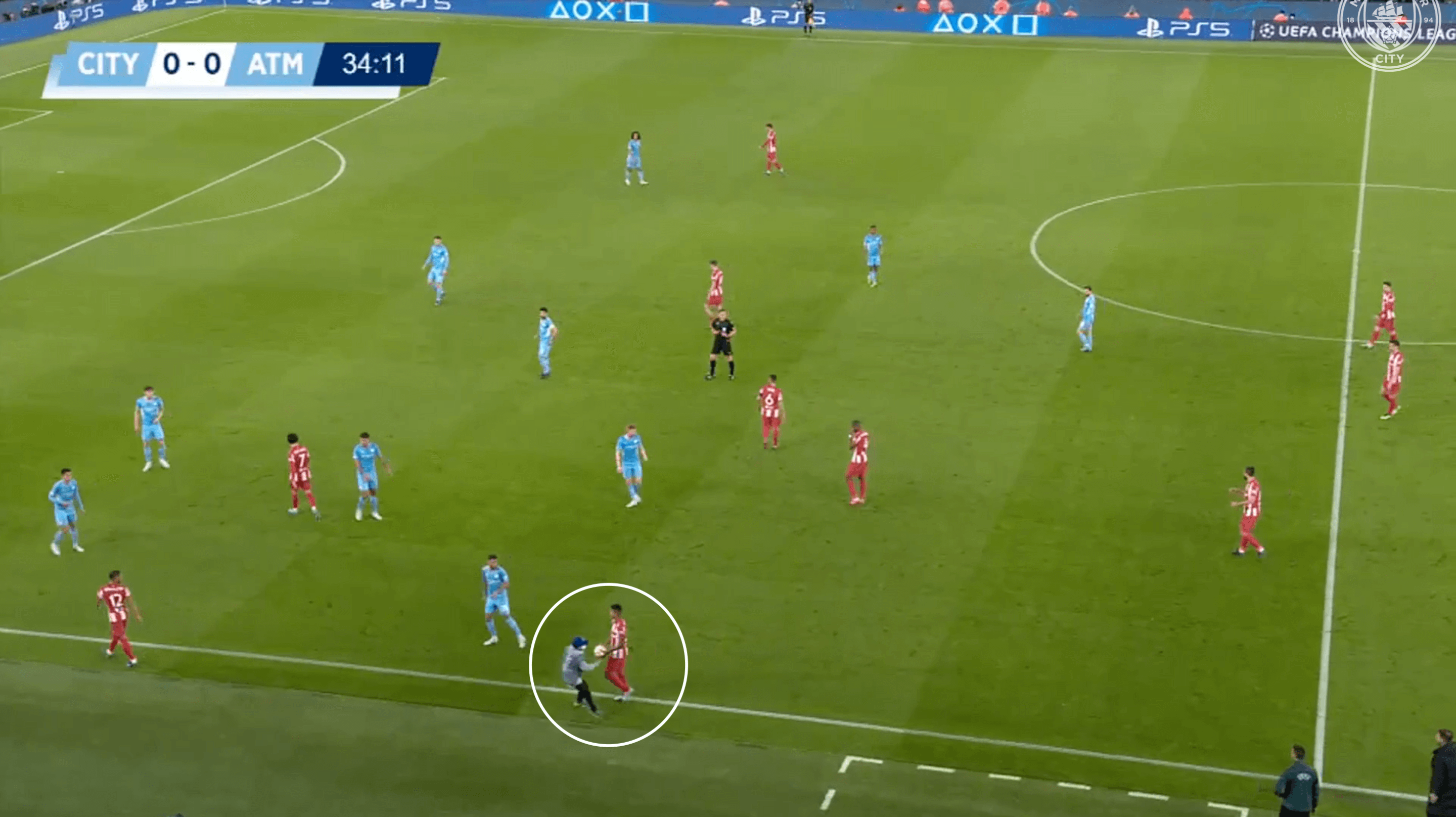 Pep Guardiola đã khôn khéo sử dụng các cậu bé nhặt bóng như thế nào?