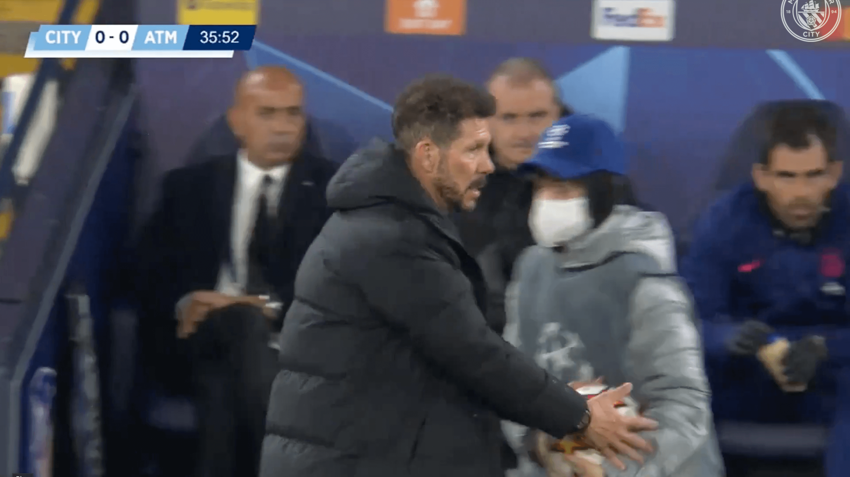 Pep Guardiola đã khôn khéo sử dụng các cậu bé nhặt bóng như thế nào?