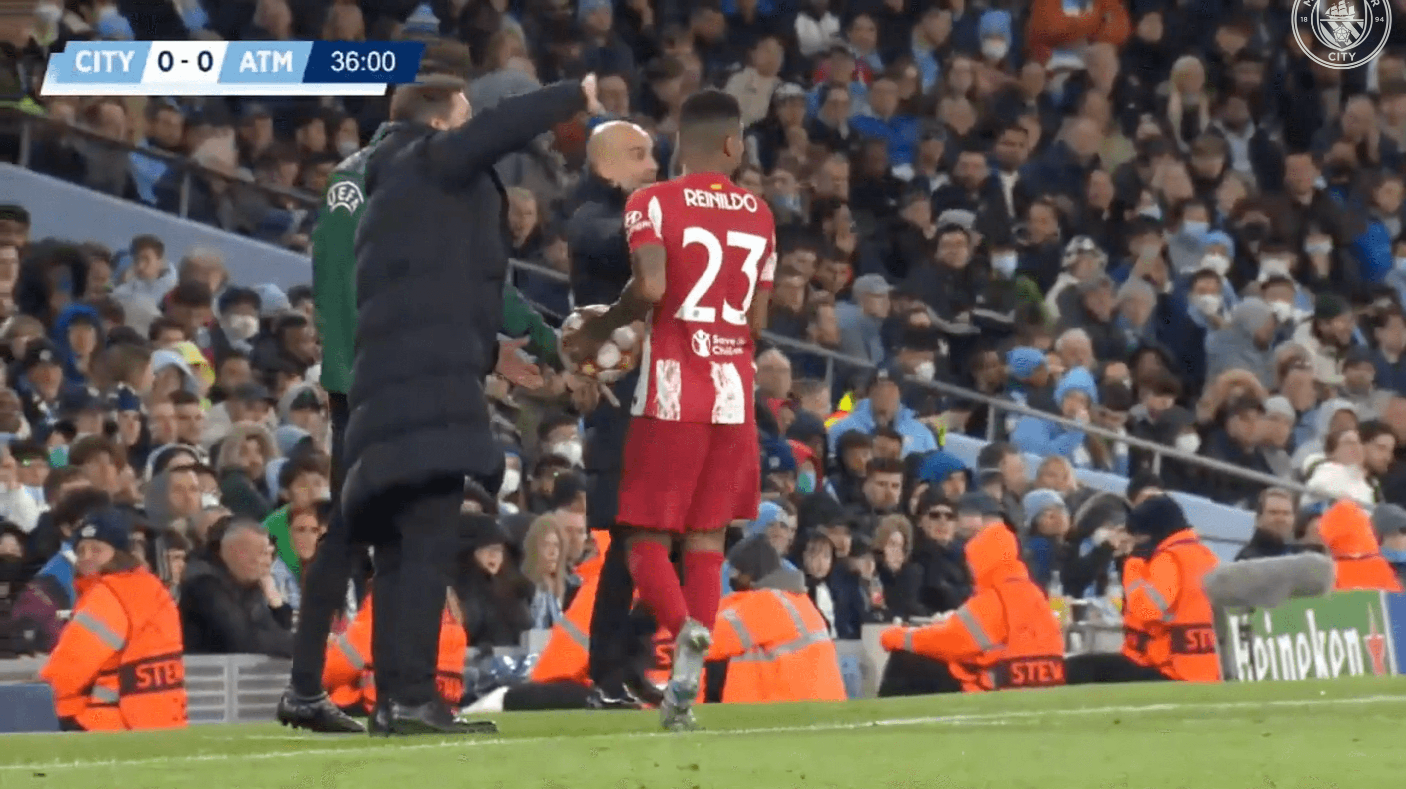 Pep Guardiola đã khôn khéo sử dụng các cậu bé nhặt bóng như thế nào?