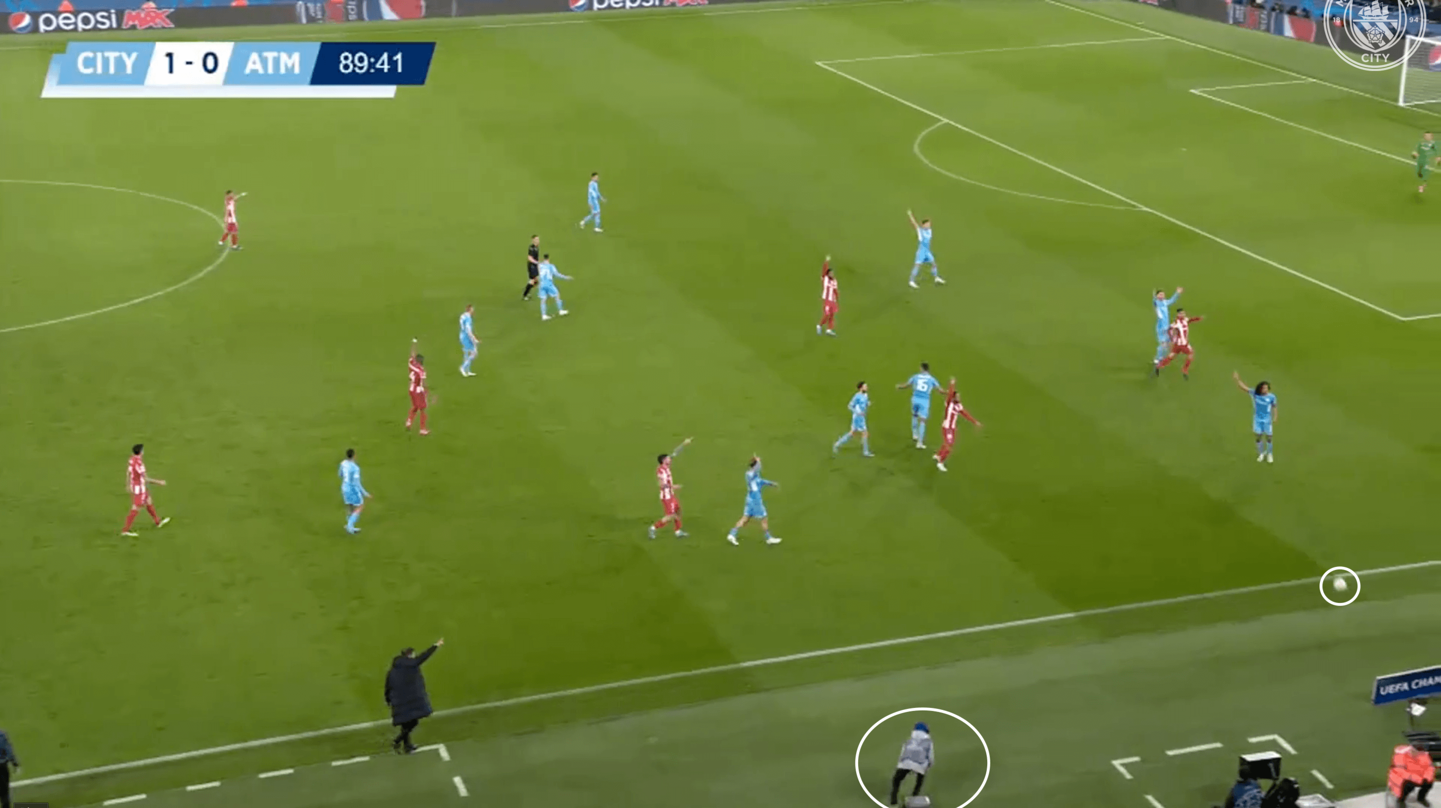 Pep Guardiola đã khôn khéo sử dụng các cậu bé nhặt bóng như thế nào?