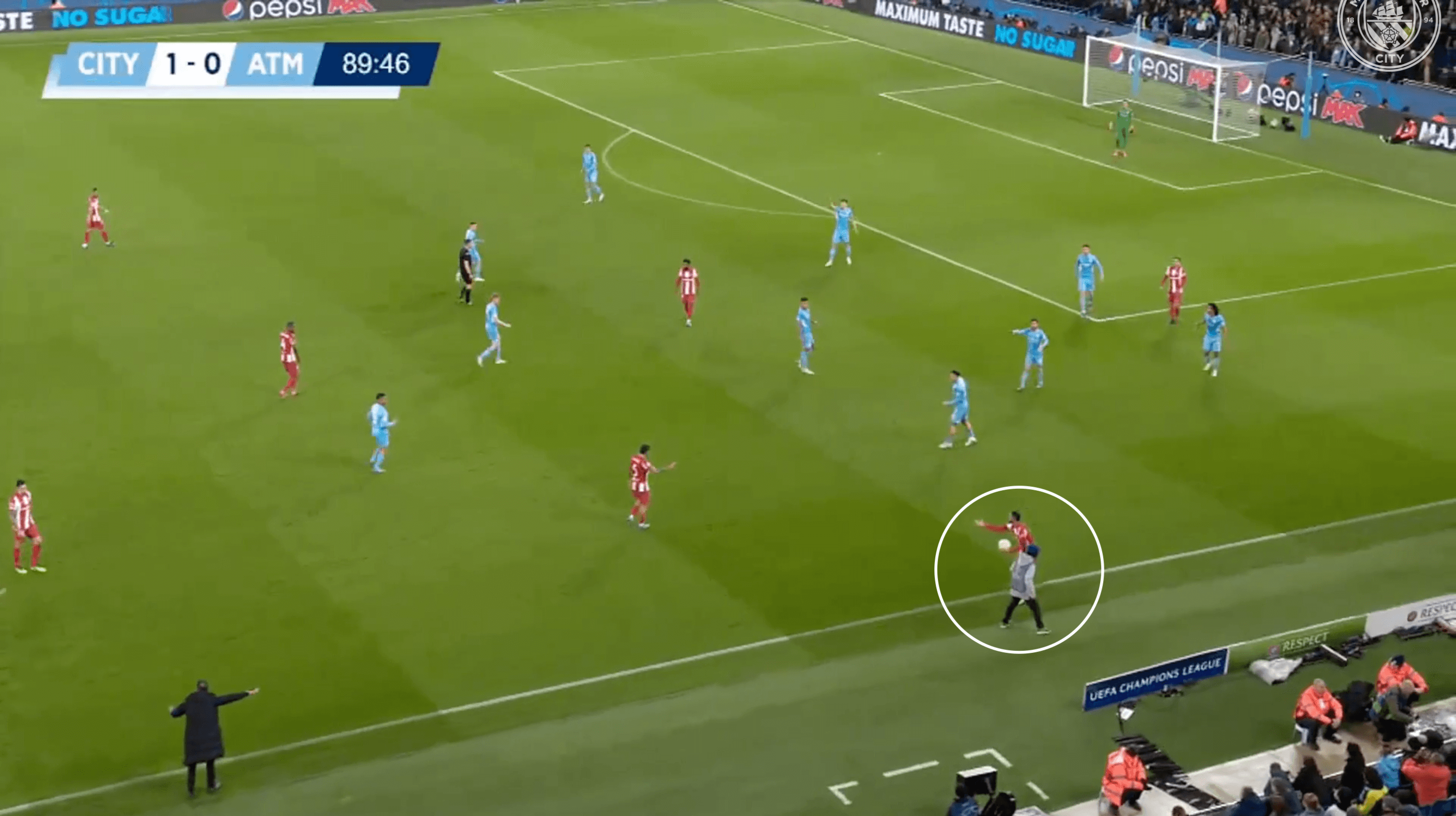 Pep Guardiola đã khôn khéo sử dụng các cậu bé nhặt bóng như thế nào?