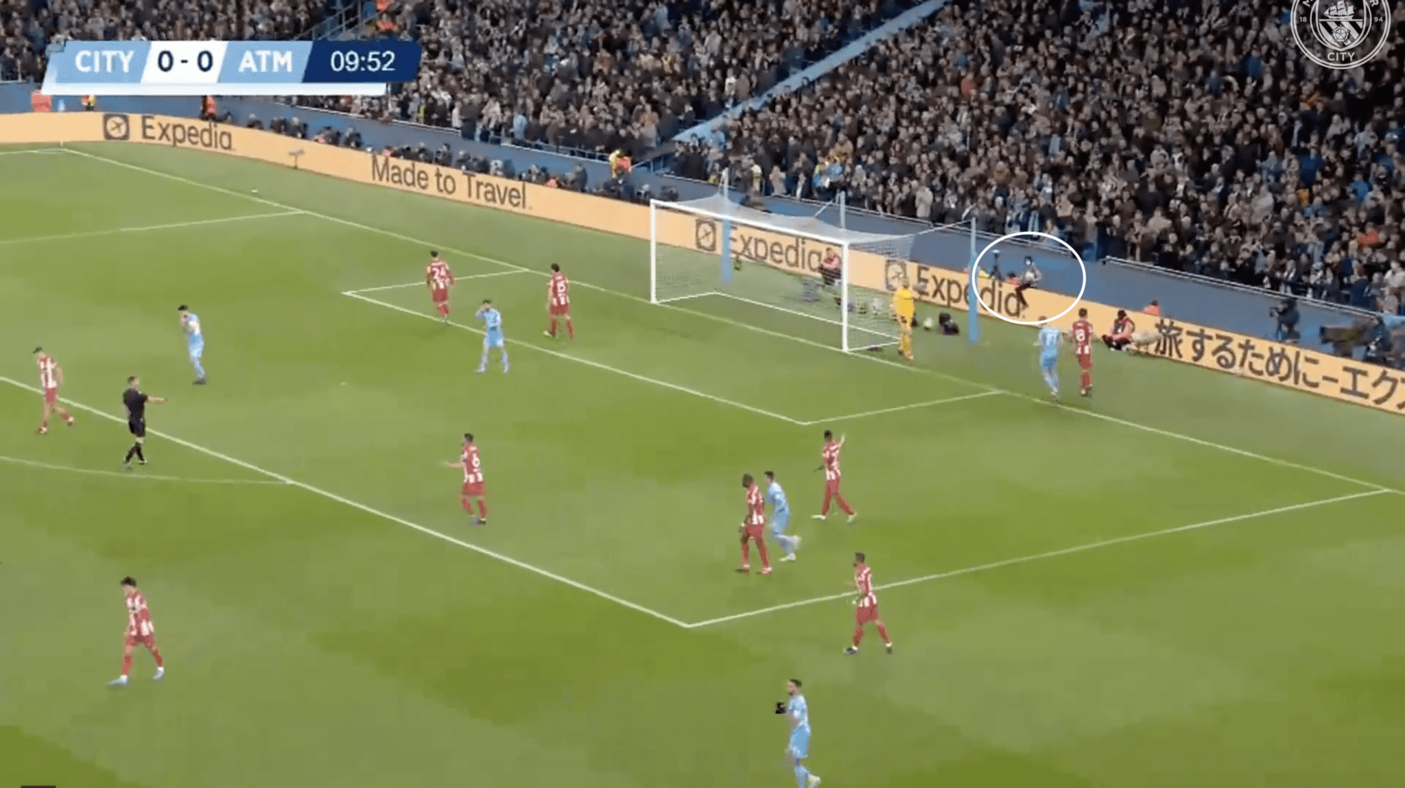 Pep Guardiola đã khôn khéo sử dụng các cậu bé nhặt bóng như thế nào?