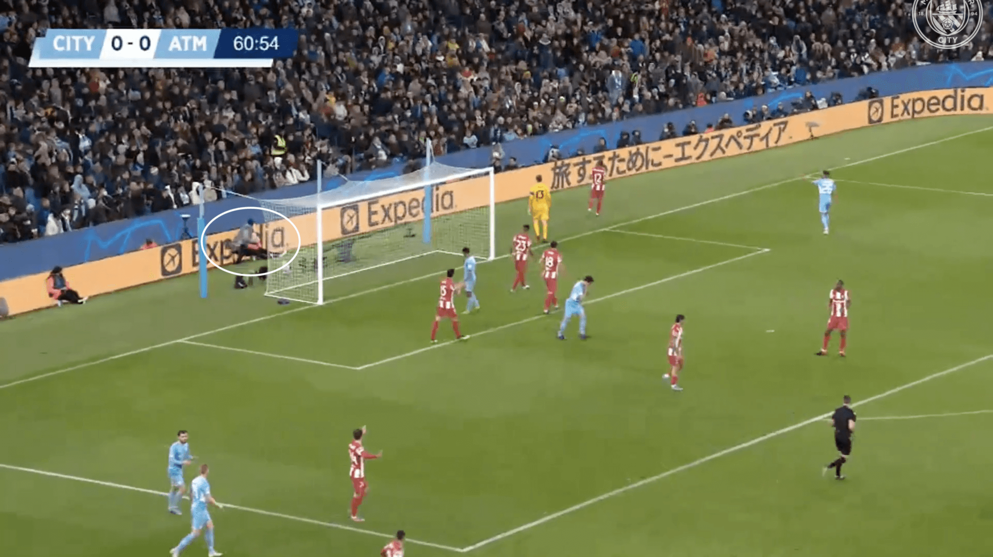 Pep Guardiola đã khôn khéo sử dụng các cậu bé nhặt bóng như thế nào?