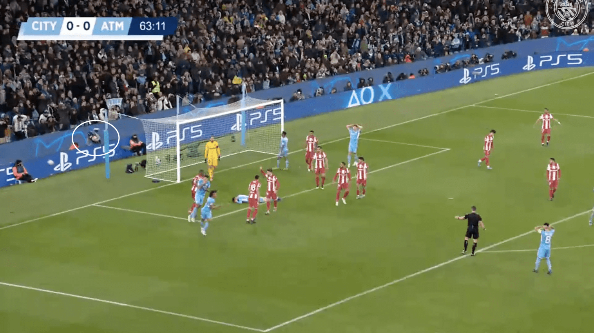 Pep Guardiola đã khôn khéo sử dụng các cậu bé nhặt bóng như thế nào?