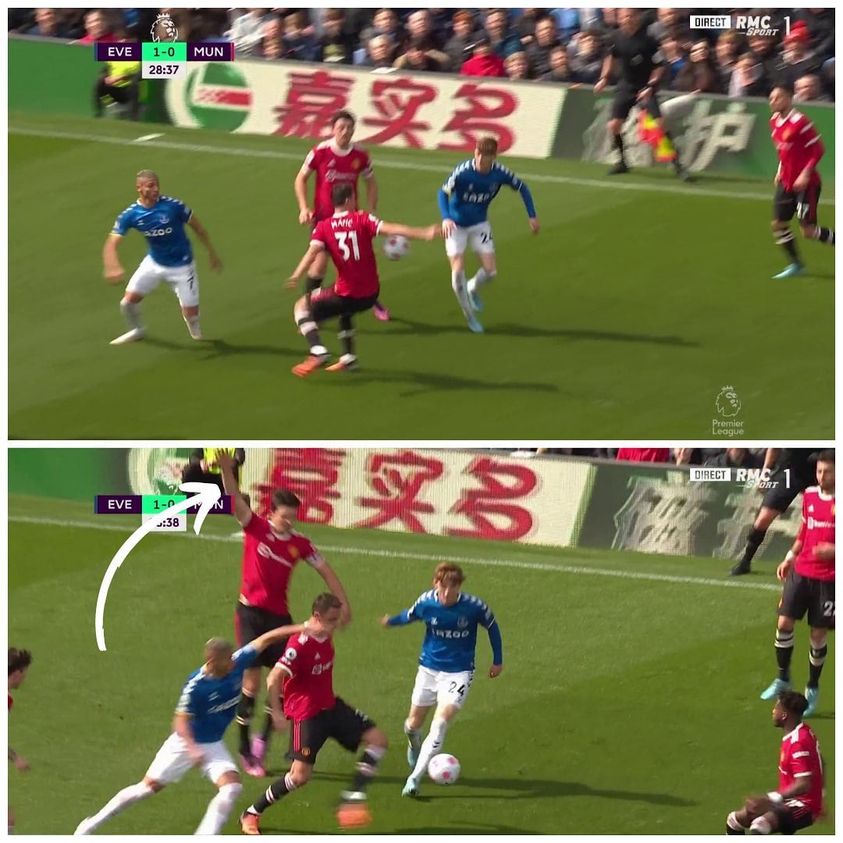 Maguire giơ tay xin phạt đền khi đồng đội để bóng chạm tay hình ảnh