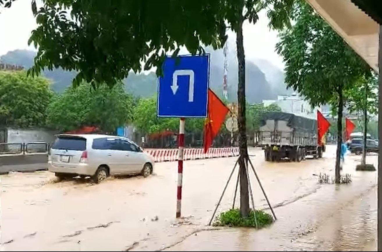 Hoãn trận đấu bóng đá nữ trên sân Cẩm Phả hình ảnh Hoãn trận đấu bóng đá nữ trên sân Cẩm Phả hình ảnh