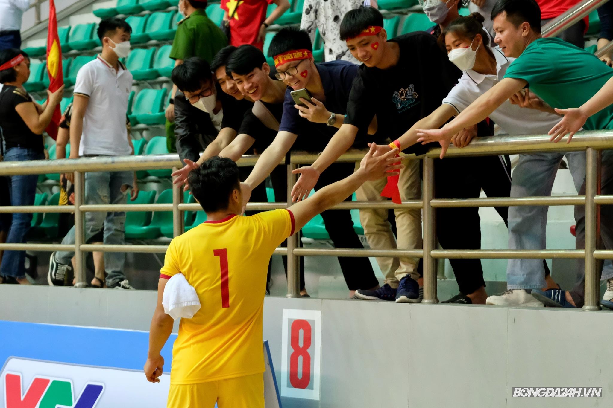 Hồ Văn Ý có hành động đẹp với fan hình ảnh