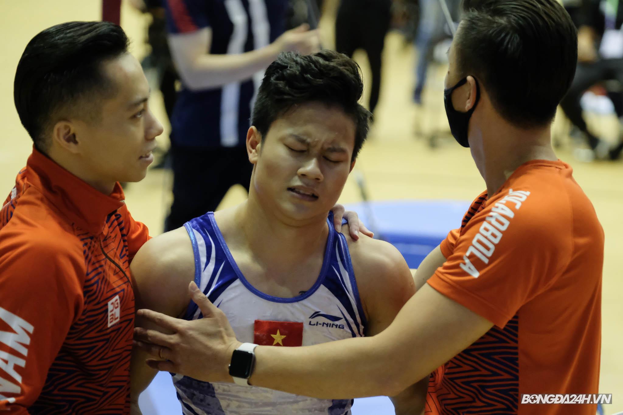 Khánh Phong tiếp đất lỗi ở bài vòng treo SEA Games 31
