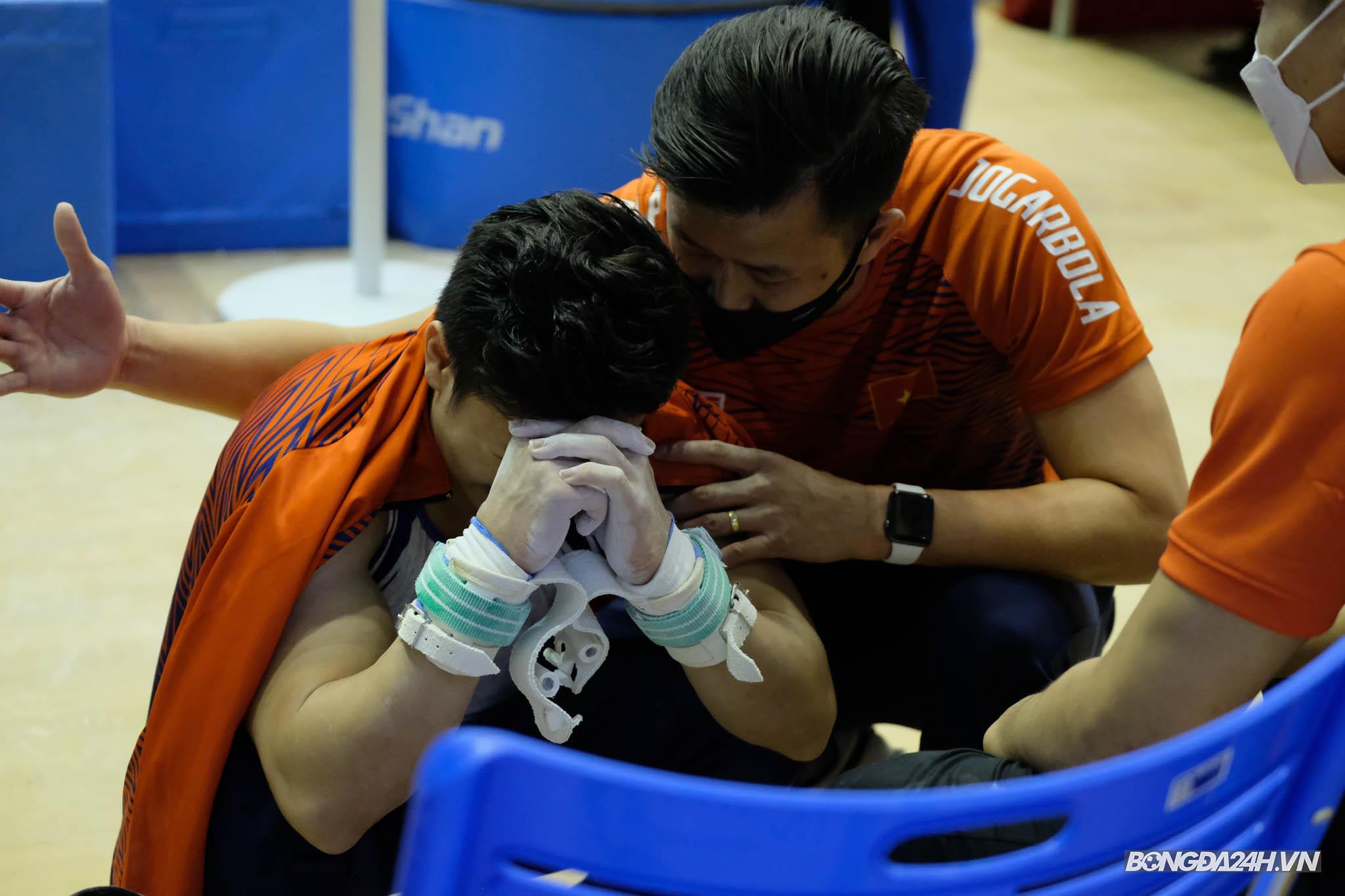 Khánh Phong tiếp đất lỗi ở bài vòng treo SEA Games 31