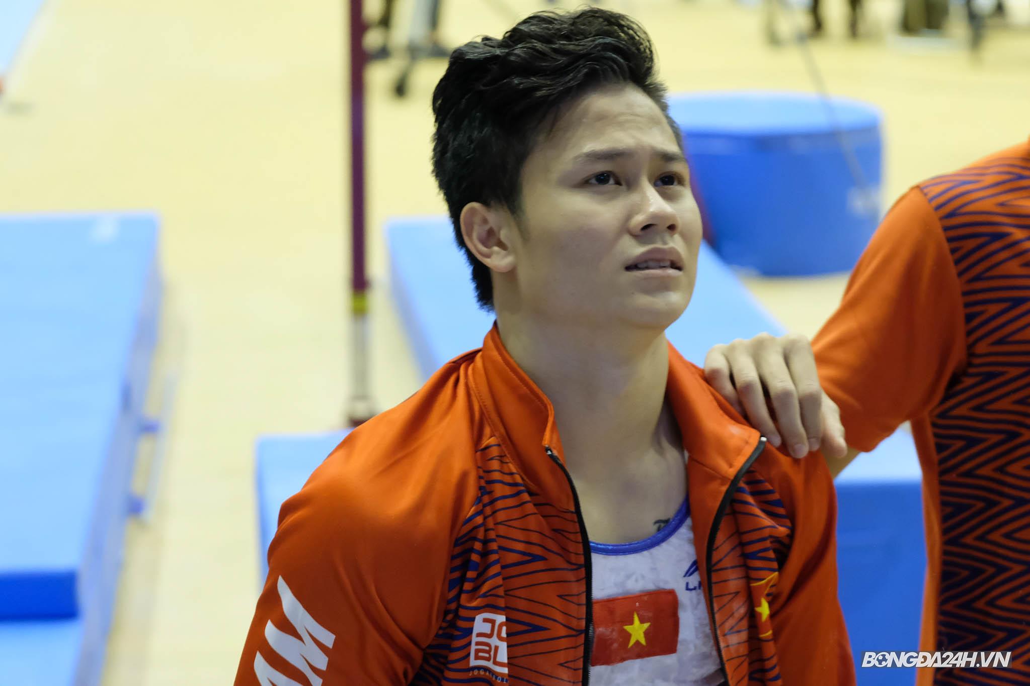 Khánh Phong tiếp đất lỗi ở bài vòng treo SEA Games 31