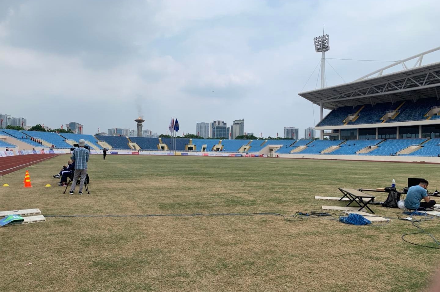 Có vẻ như mặt cỏ sân Mỹ Đình đã xuống cấp trầm trọng.