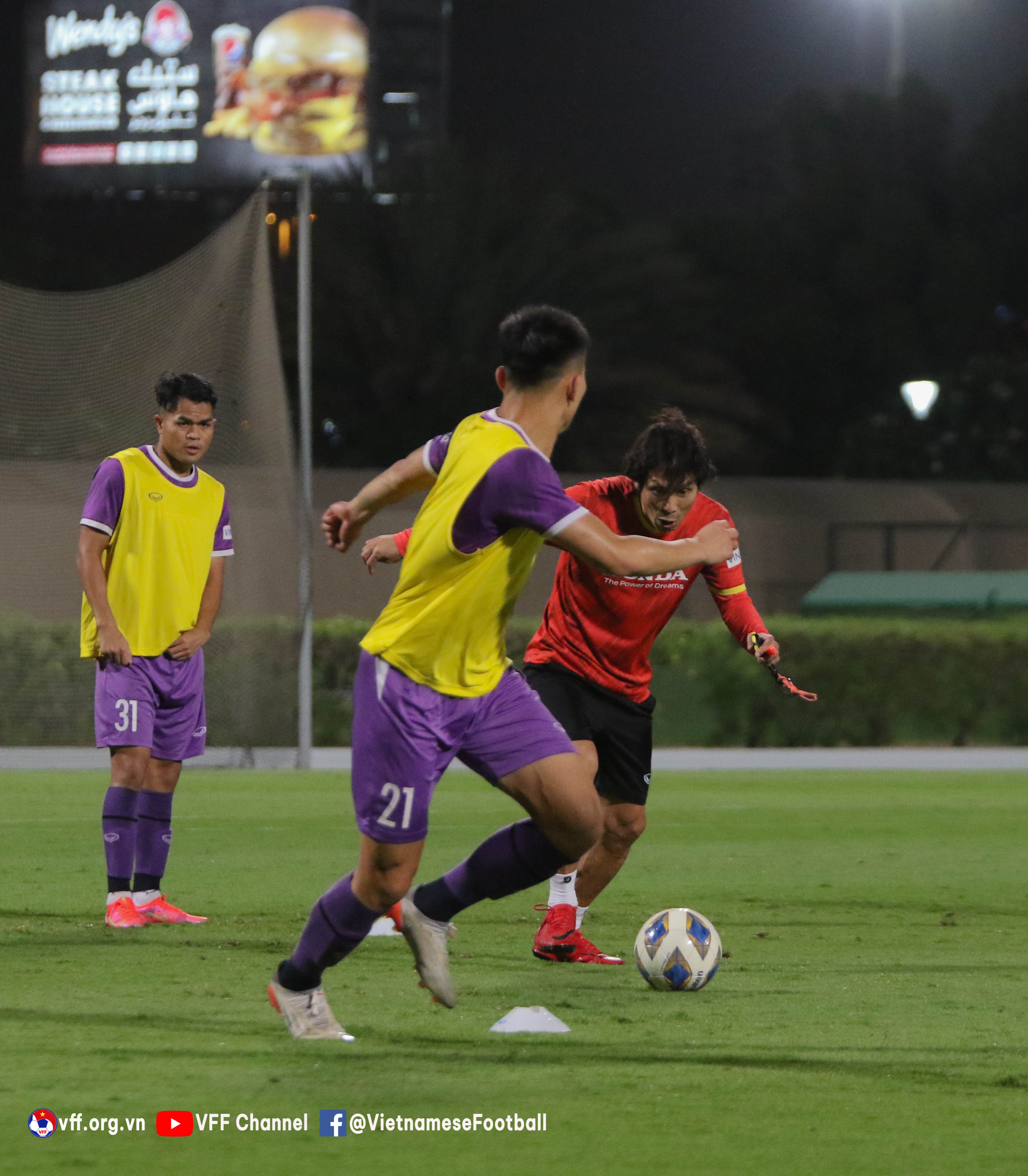 HLV Gong Oh Kyun thị phạm cho U23 Việt Nam