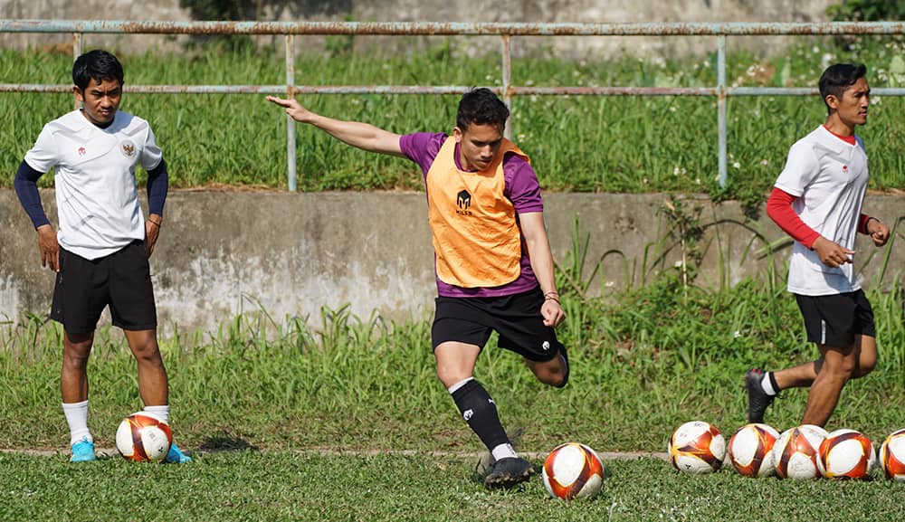 Thầy trò HLV Shin Tae Yong chê chất lượng sân tập tại Phú Thọ hình ảnh Thầy trò HLV Shin Tae Yong chê chất lượng sân tập tại Phú Thọ hình ảnh