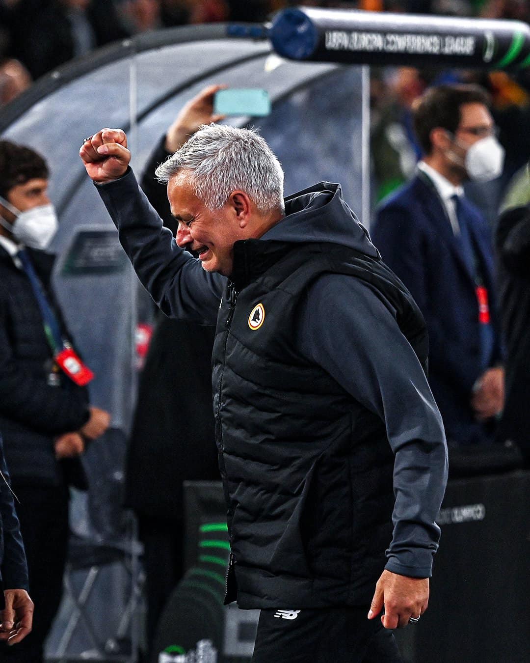 Mourinho bật khóc khi cùng AS Roma vào chung kết Europa Conference League