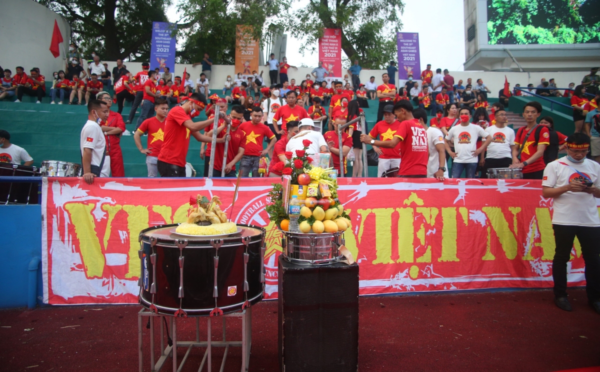 CĐV Việt Nam làm lễ cầu may trước trận gặp U23 Indonesia