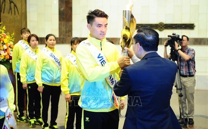 Lửa thiêng được rước về sân Mỹ Đình, chuẩn bị khai mạc SEA Games hình ảnh