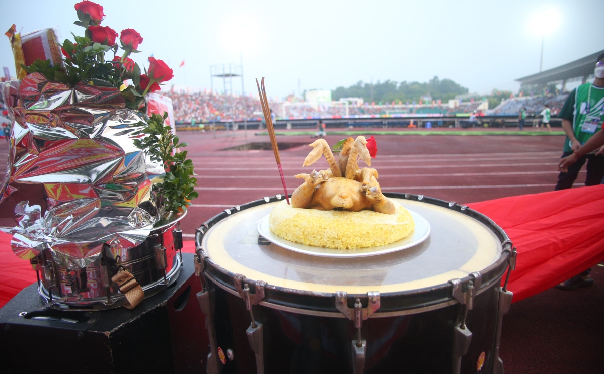 CĐV Việt Nam làm lễ cầu may trước trận gặp U23 Indonesia