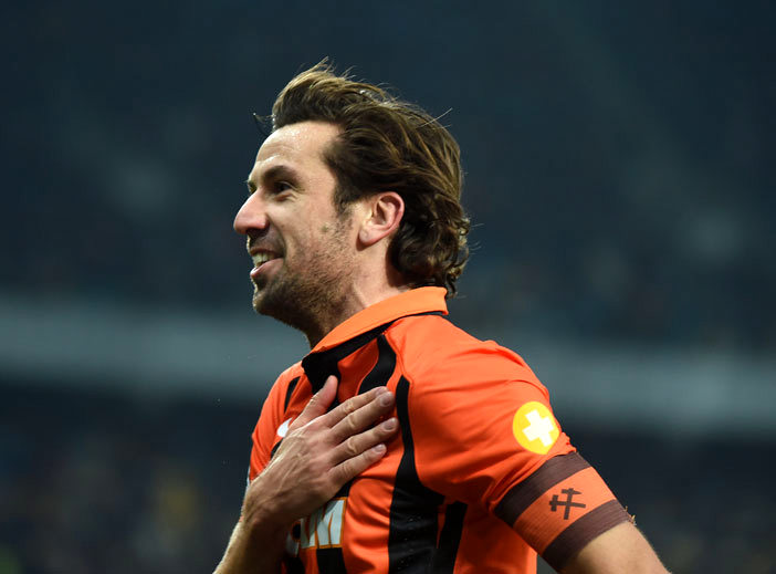 Trải qua 15 năm gắn bó sự nghiệp cùng Shakhtar Donetsk, sau đó quay trở về giữ vị trí Giám đốc bóng đá của CLB vào năm 2020, thật dễ hiểu vì sao mối lương duyên giữa Darijo Srna với đội bóng vùng Donbass lại sâu đậm đến như vậy, một thứ tình cảm đủ đ