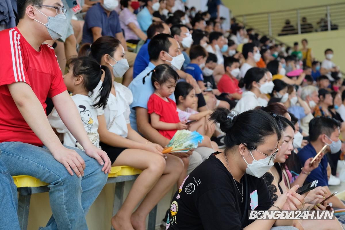 CĐV Việt Nam tại Cung Thể thao dưới nước 8/5