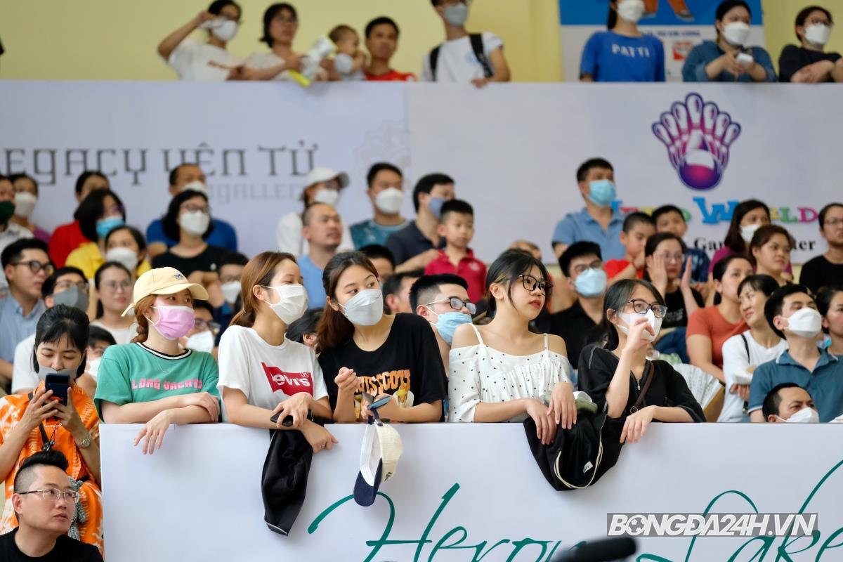 CĐV Việt Nam tại Cung Thể thao dưới nước 8/5