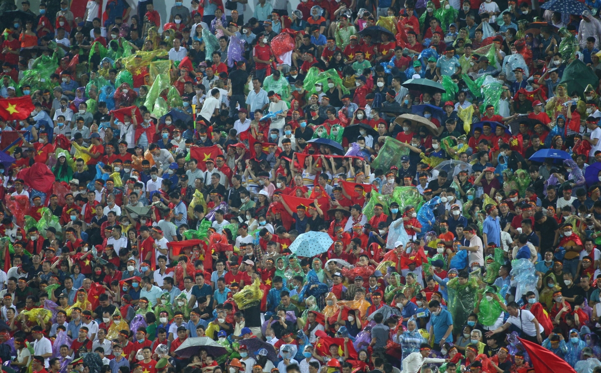 Sự cố giấy vệ sinh trên sân Phú Thọ