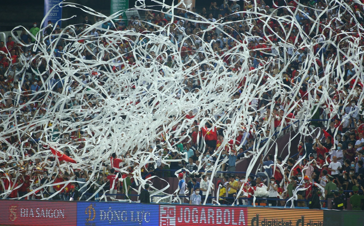 Sự cố giấy vệ sinh trên sân Phú Thọ