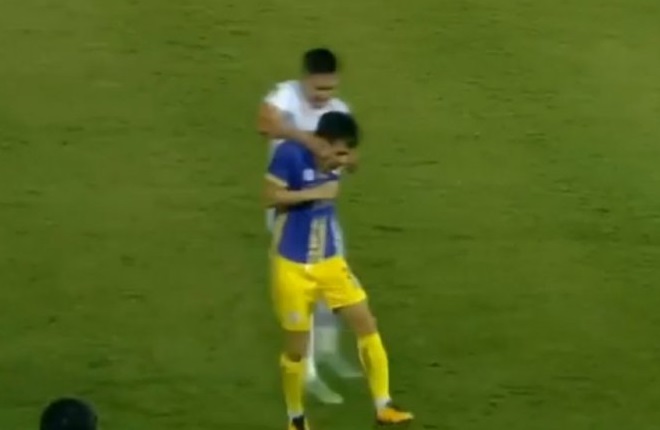 Cầu thủ Hải Phòng tạo hình ảnh xấu với pha bóp cổ đồng nghiệp  hình ảnh