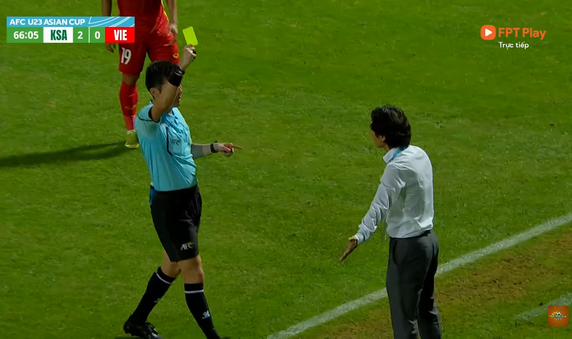 HLV Gong Oh Kyun bị thẻ vàng vì bức xúc với trọng tài hình ảnh HLV Gong Oh Kyun bị thẻ vàng vì bức xúc với trọng tài hình ảnh