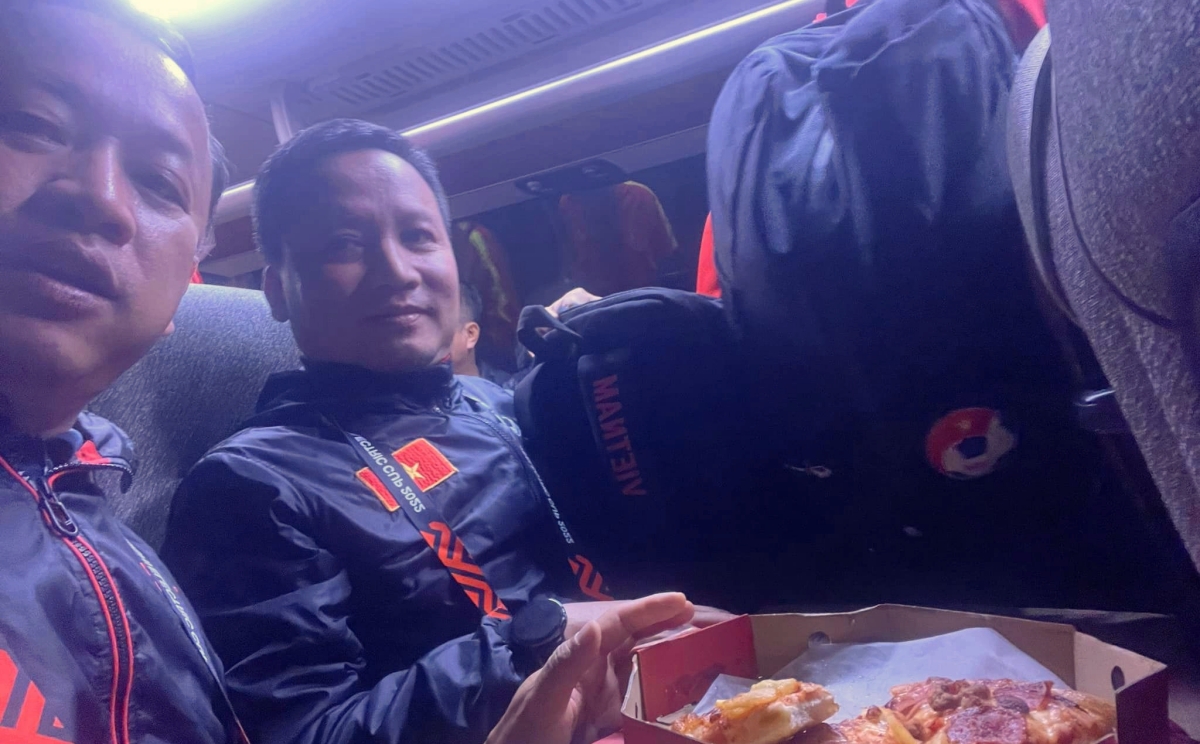 ĐT Việt Nam ăn ngay trên xe di chuyển tới sân bay Nội Bài. Ảnh: Lê Huy Khoa dT Viet Nam an ngay tren xe di chuyen toi san bay Noi Bai. anh: Le Huy Khoa