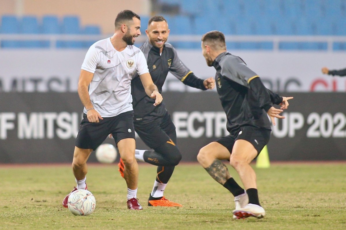 ĐT Indonesia soi kỹ từng cọng cỏ trong buổi làm quen sân Mỹ Đình 6 ĐT Indonesia soi kỹ từng cọng cỏ trong buổi làm quen sân Mỹ Đình 6