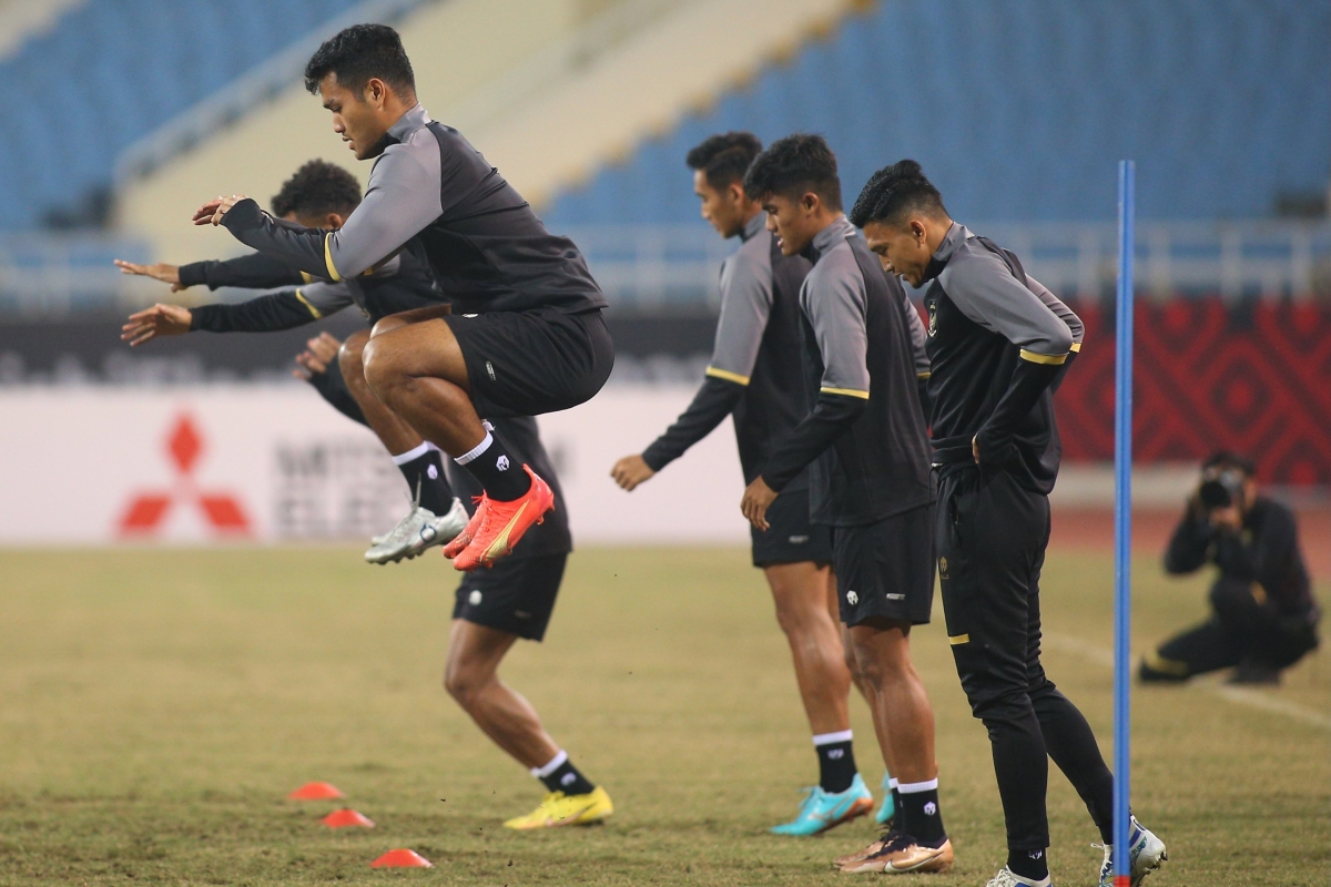 ĐT Indonesia soi kỹ từng cọng cỏ trong buổi làm quen sân Mỹ Đình 2 ĐT Indonesia soi kỹ từng cọng cỏ trong buổi làm quen sân Mỹ Đình 2