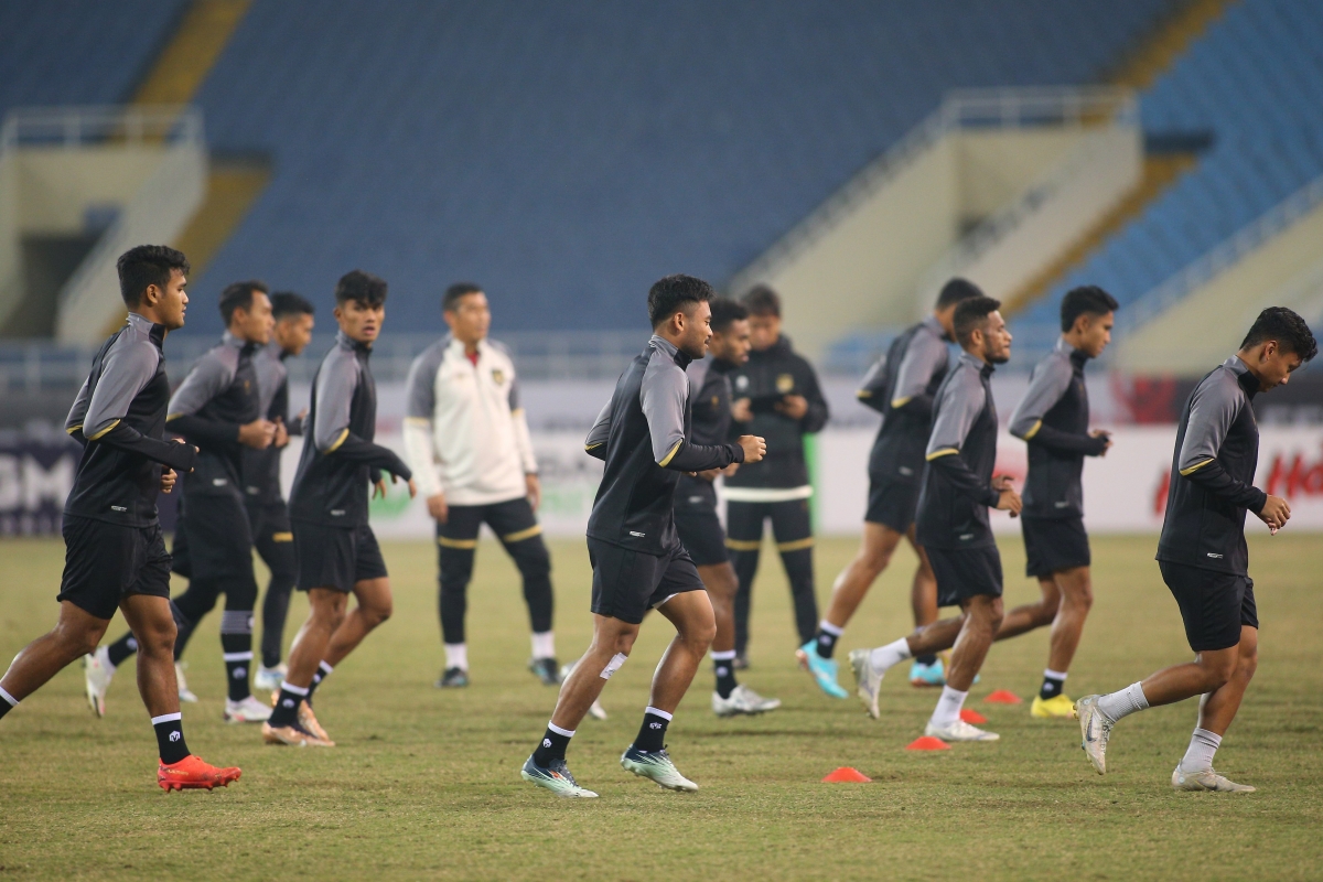 ĐT Indonesia soi kỹ từng cọng cỏ trong buổi làm quen sân Mỹ Đình 3 ĐT Indonesia soi kỹ từng cọng cỏ trong buổi làm quen sân Mỹ Đình 3